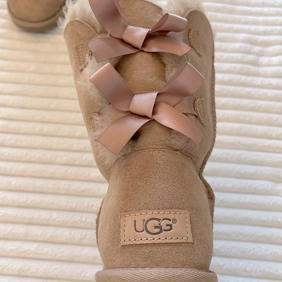 Ugh Bailey Bow Boots - Picture 2 of 4